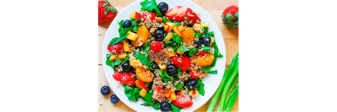 Ensalada de quínoa con espinacas, fresas y moras azules