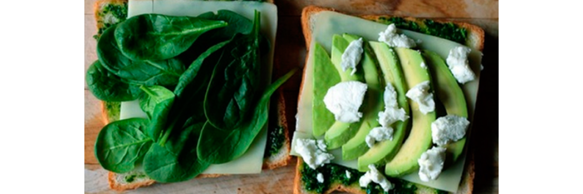 Sándwich con pesto de alga espirulina y aguacate