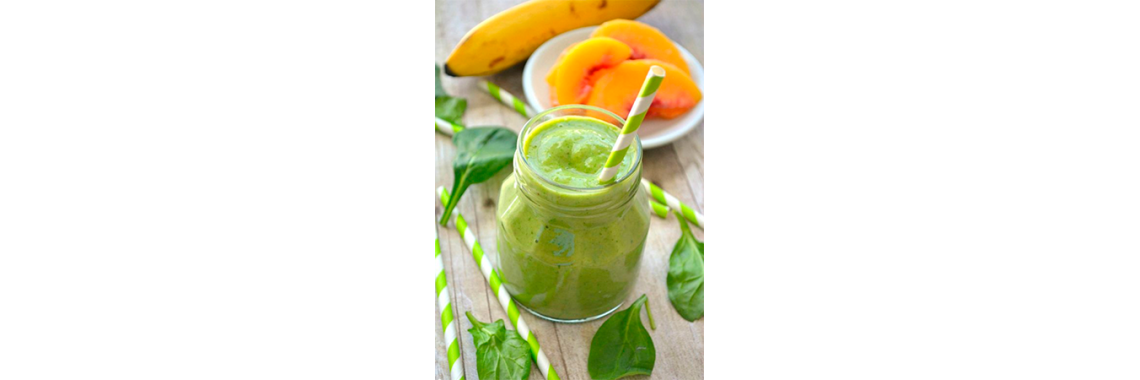 Smoothie de durazno, plátano y alga espirulina