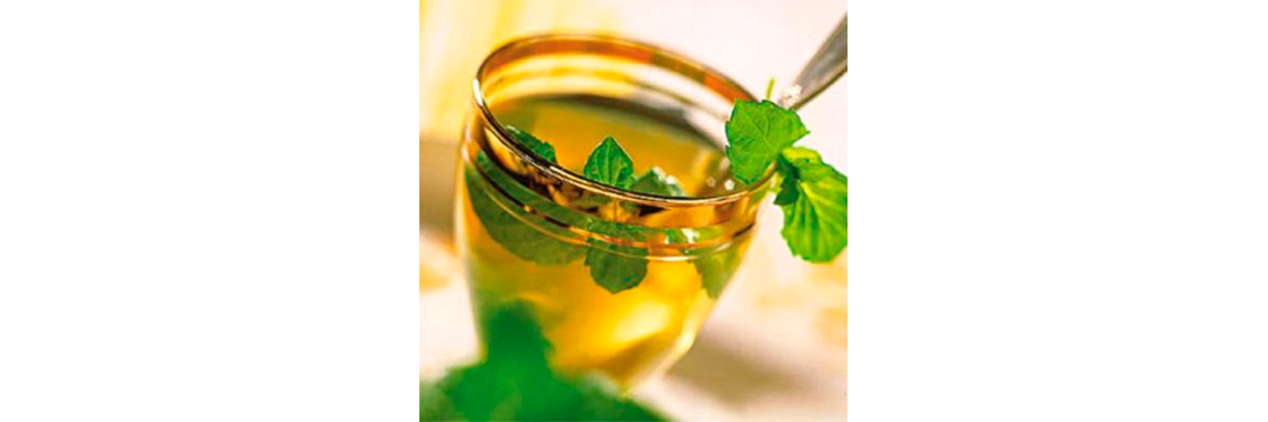 Té frío con sabor cítrico y a menta con stevia